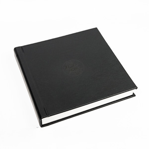 Capa dura em couro sintético.