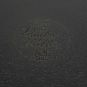 Personalização na capa com placa, embossing (fonte única) na cor natural, dourada ou prata ou a laser por R$ 60,00.