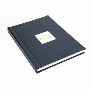 Abertura 180º com reforço no dorso e páginas de 800g/m², de 20 a 100 páginas.