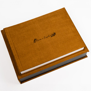 Personalização a laser na capa, com o custo de R$ 60,00.