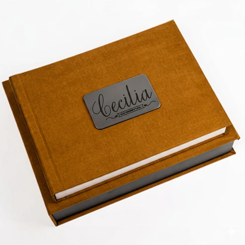 Personalização na capa com placa ou gravação a laser por R$ 60,00.