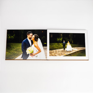 Impresso em papel fotográfico profissional fosco, silk (texturizado) ou velvet (aveludado).