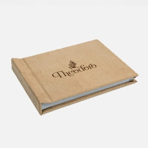 Personalização a laser na capa nas linhas tecido suede e couro sintético, sem custo adicional.