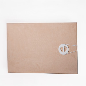 Capa revestida em tecido ou suede com couro branco sintético.