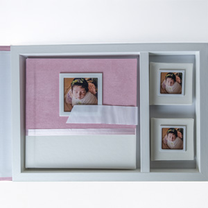 Janela em moldura de acrílico branco.