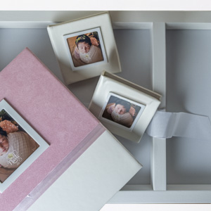 O acabamento interno do estojo é em madeira laqueada e revestimento em TNT branco.