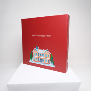 Capa dura em tecido Suede Vermelho (Scarlet) com janela fotográfica central de 10x10cm