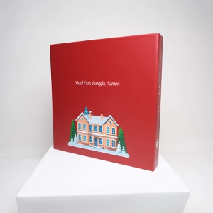 Capa dura em tecido Suede Vermelho (Scarlet) com janela fotográfica central de 10x10cm
