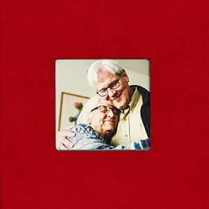 Capa dura em tecido Suede Vermelho (Scarlet) com janela fotográfica central de 10x10cm
