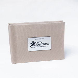 Possibilidade de personalização com uma placa metalizada com gravação a laser.