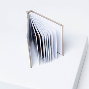 Acompanha fita adesiva dupla face para colar as fotos dentro do álbum.