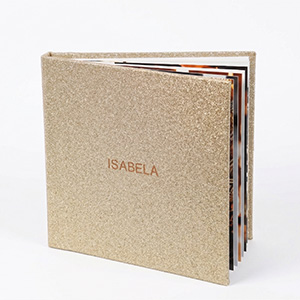 Capa dura com acabamento em glitter.