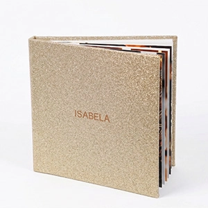 Capa dura com acabamento em glitter.