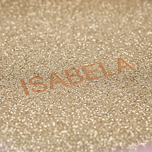 Personalização na capa com placa ou embossing em fonte única na cor natural, prata ou dourado.