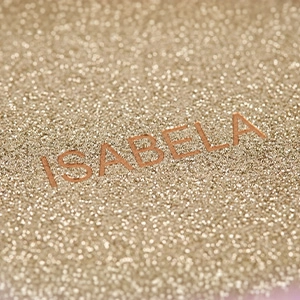Personalização na capa com placa ou embossing em fonte única na cor natural, prata ou dourado.