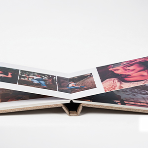 Abertura 180º com reforço no dorso e páginas de 800g/m², de 20 a 100 páginas.