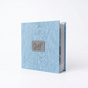 Capa revestida em Linho com textura sofisticada e acabamento premium.