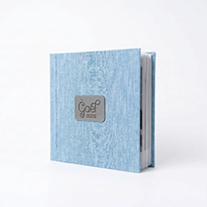 Capa revestida em Linho com textura sofisticada e acabamento premium.