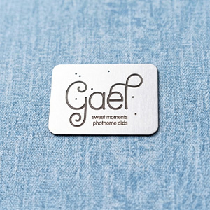 Personalização opcional com placa no valor de R$60,00.