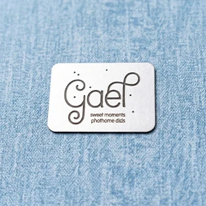 Personalização opcional com placa no valor de R$60,00.
