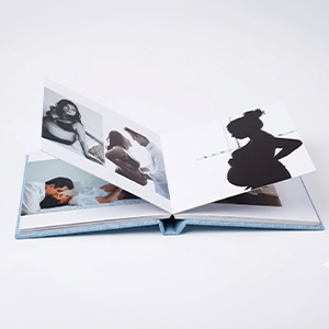 Abertura 180º com reforço no dorso e páginas de 800g/m², de 20 a 100 páginas.