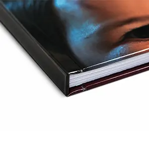 Páginas rígidas em Couchê 800g. Mais resistência, presença e qualidade em cada página.