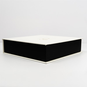 Personalização a laser na capa nas linhas tecido suede na capa, sem custo adicional.