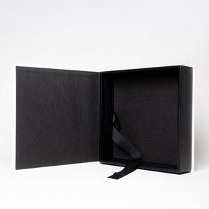 Acabamento interno em TNT preto, laterais em MDF com fita preta em cetim, auxiliando na retirada do álbum.