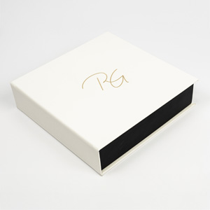 Disponível nas alturas 6cm (para álbuns de 20 a 70 páginas 800g/m2) e 8cm(para álbuns de 70 a 100 páginas 800g/m2).