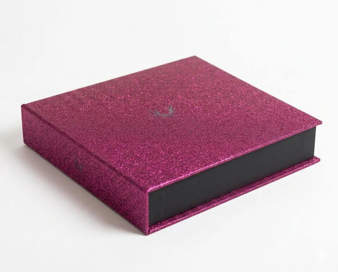 Disponível em impressão fotográfica, couro sintético, suede, linho ou glitter.