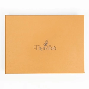 Personalização na capa com placa, embossing (fonte única) na cor natural, dourada ou prata (nos tecidos couro sintético e glitter). ou gravação a laser por R$ 60,00.