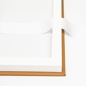 Acabamento interno em TNT preto ou branco e fita preta em cetim, auxiliando na retirada do álbum.