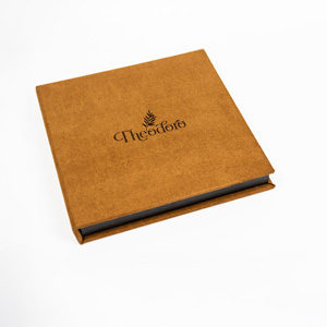 Disponível no tamanho: 20x20 para CD e Pen Drive e 22x28 para fotos e Pen Drive.