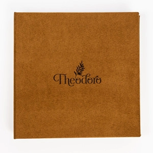 Personalização na capa pelo custo de R$ 60,00. Embossing: couro sintético e glitter. Placa (fonte única): couro sintético, suede e glitter. Laser: couro sintético e suede.