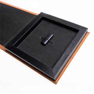 Revestimento interno em TNT preto ou branco.