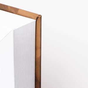 Laterais em MDF, com acabamento laqueado em preto ou branco