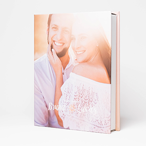 Fotobox com impressão fotográfica de alta resolução e laminação em filme BOPP para maior durabilidade.