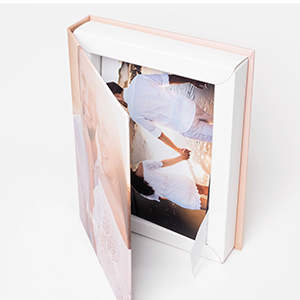 Disponível dos tamanhos: 10x15 - 13x18 - 15x21.