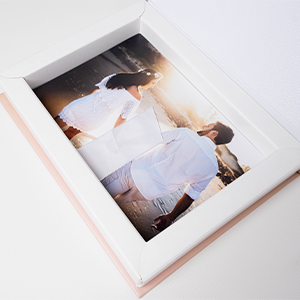 Possui fita em cetim na cor branca para auxiliar na retirada das fotos.