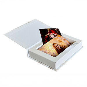 Disponível para até 120 fotos, dependendo do acabamento interno selecionado.