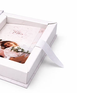 Possui fita em cetim na cor branca para auxiliar na retirada das fotos.