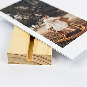 A foto é adesivada e não impressa diretamente no PVC