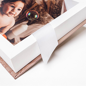 Possui fita em cetim na cor branca para auxiliar na retirada das fotos.