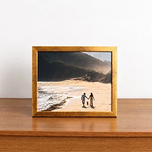 Posicione o porta-retrato sobre mesas, criados-mudos ou estantes.